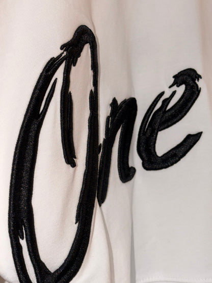 Zoom sur la broderie noir brillant One Island